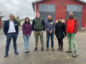 De esquerda a dereita: Dr. Ángel Pereira, representante de AIRA; Raquel López Fernández (Directora de Transformación en CENTRAL LECHERA ASTURIANA SAT), Robert Harmoinen (Development manager, biogas production & circular economy), Juan Sagarna (Director de Sustentabilidade, Calidade e Innovación en Cooperativas Agro-Alimentarias), Ana Alicia Bolivar Lara (Responsable de medio ambiente, Operacións e Estratexia Dixital en COVAP) e Victorio Manuel Collado Alcalá (Departamento Gandería en Cooperativas Agro-Alimentarias).