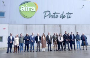 O presidente da Xunta, Alfonso Rueda, e a Conselleira de Medio Rural, María José Gómez, durante a súa visita á sede central de AIRA.
